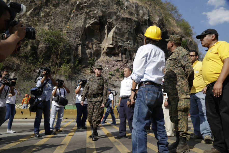Mandos militares y autoridades civiles supervisan las explosiones controladas. Foto: Presidencia de El Salvador.