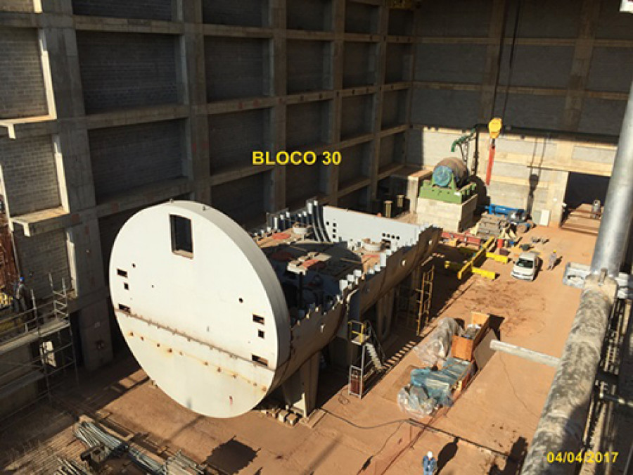 Montaje del casco del compartimento de turbinas a vapor del bloque 30. Foto: Marina de Brasil.