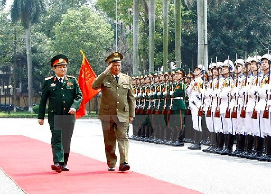 El ministro de las FFAA de Cuba, general Cinta Frías, al ser recibido por su par vietnamita. Foto: Vietnam News Agency.