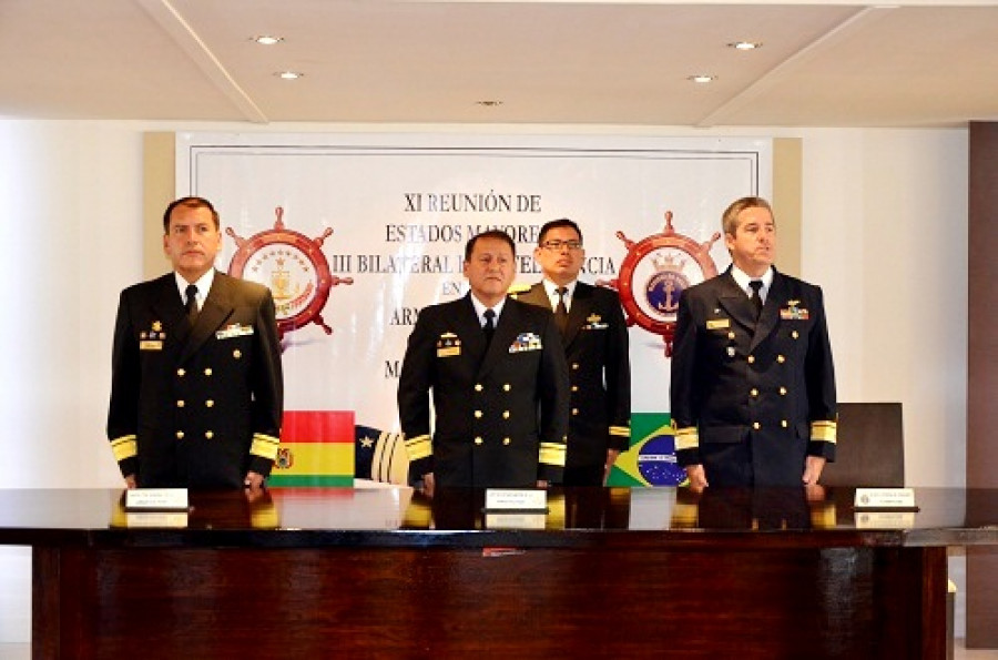 Oficiales de Estado Mayor y de Inteligencia de ambas armadas en la Paz. Foto: Armada boliviana.