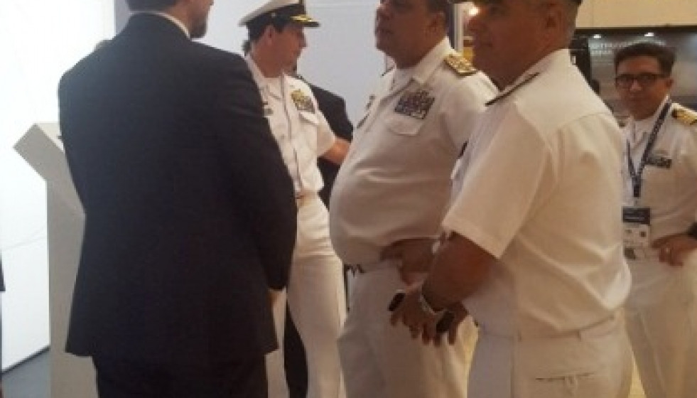 Comandante ARC, presidente Cotecmar y director PES, visitando stand Leonardo. Foto: Erich Saumeth