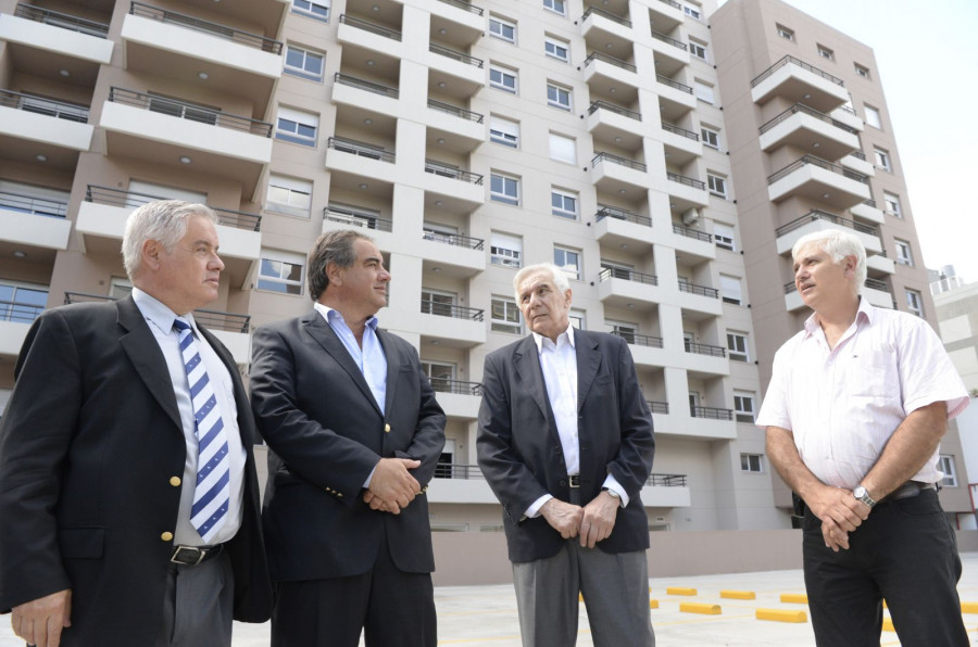 El ministro de Defensa, Julio Martínez, junto al nuevo edificio de Coviara. Foto: Ministerio de Defensa