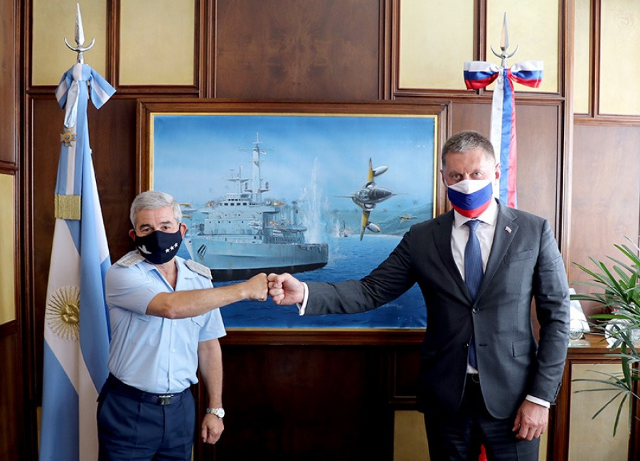 El comandante de la FAA, Xavier Isaac, y el embajador ruso Dmitry Feoktistov. Foto: Embajada de Rusia en Argentina