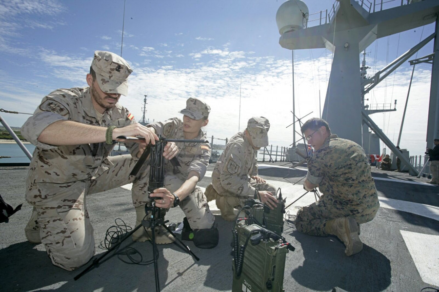Preparación de equipos de comunicaciones durante un ejercicio. Foto: Armada