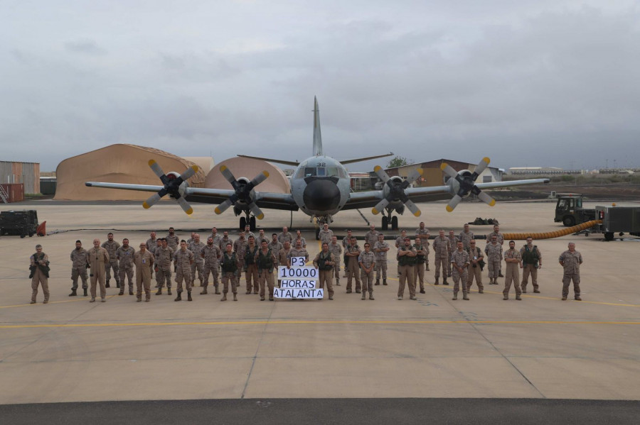 El avión P-3 junto con el personal del destacamento Orión en Yibuti. Foto: Emad