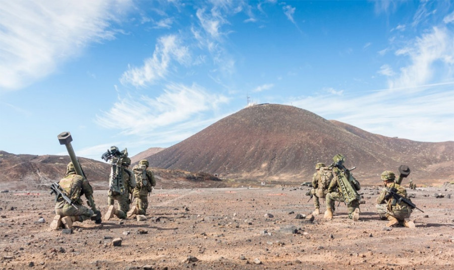 Efectivos del Ejército de Tierra cargados de equipos en un ejercicio en Canarias. Foto: Ejército de Tierra