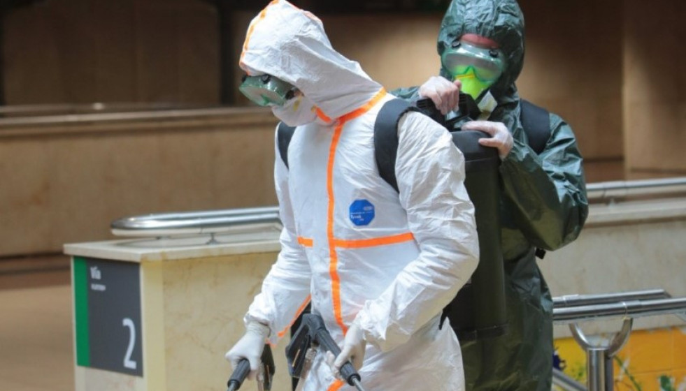 Dos militares desinfectación una estación de tren en Madrid. Foto: Ministerio de Defensa