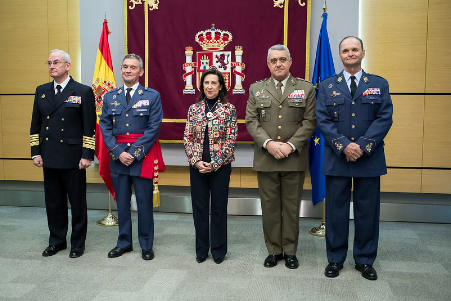 La ministra y los jefes de los Ejércitos y la Armada, junto al general Villarroya en su toma de posesión como Jemad. Foto: MDE