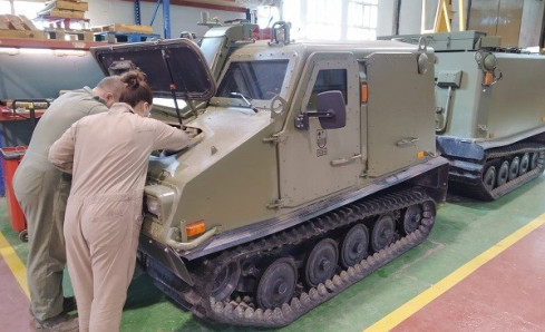 Trabajos de mantenimiento de un vehículo TOM. Foto: Ejército de Tierra