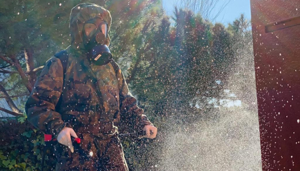 Desinfección de instalaciones por parte del Brigada Paracaidista del Ejército español. Foto: Ministerio de Defensa español