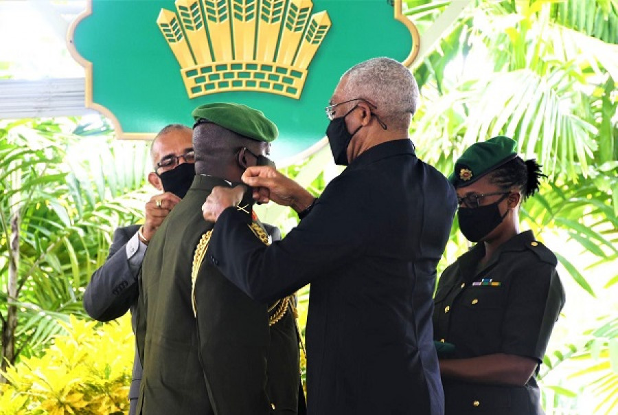 Acto de ascenso y posicionamiento del brigadier Bess como jefe de Estado Mayor. Foto: Guyana Defence Force