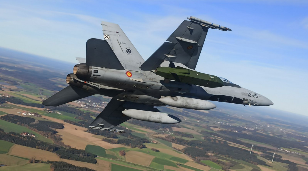 Caza de combate F-18 con un misil Taurus. Foto: Ejército del Aire