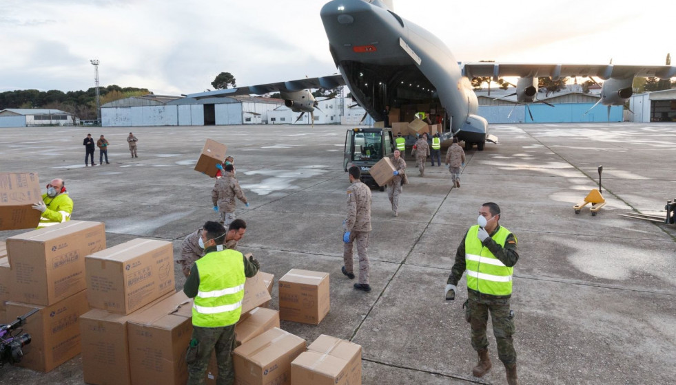 Descarga de material de un A400M de Airbus en la base de Getafe: Foto: Airbus