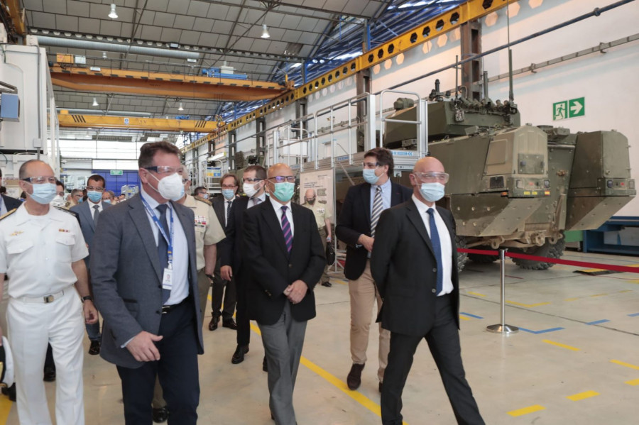 Visita del secretario de Estado de Defensa a la fábrica de GDEL-SBS en Sevilla