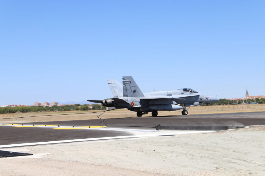 Pruebas del sistema de frenado con un F-18. Foto: Ejército del Aire