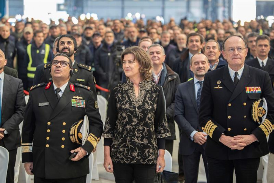 Autoridades saudíes y españolas junto a la presidenta de Navantia, Susana de Sarriá, en el corte de chapa. Foto: Navantia.