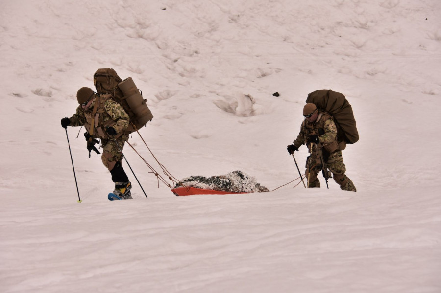 Infantes de Marina remolcando un trineo en una fase de entrenamiento en la cordillera de Los Andes. Foto: Armada de Chile