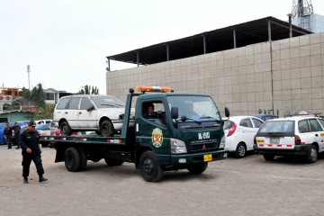 Camión grúa Mitsubishi Canter de la Policía Nacional del Perú. Foto: Andina Agencia Estatal de Noticias.