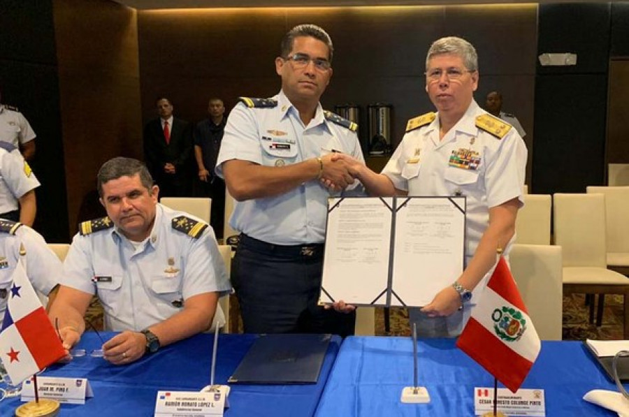 El sudirector general del Senan, Ramón Nonato López, y el contralmirante Colunge, con el acuerdo firmado. Foto: Marina de Guerra del Perú.