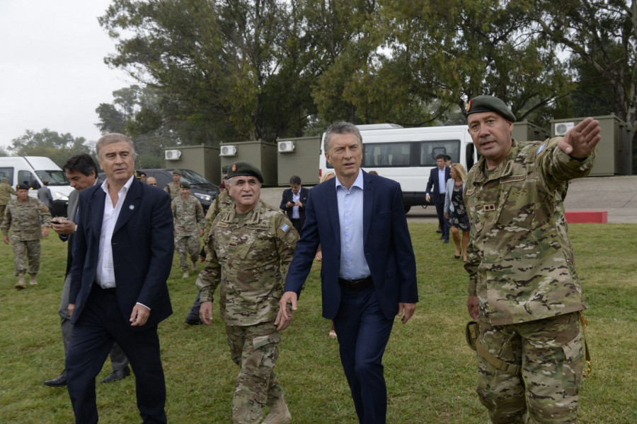 El Presidente Mauricio Macri y el Ministro de Defensa, Oscar Aguad, al llegar al acto de entrega de materiales. Foto: Ministerio de Defensa.