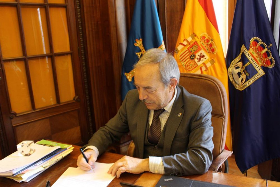 Firma del protocolo por el alcalde de Oviedo, Wenceslao López. Foto: Ayuntamiento de Oviedo