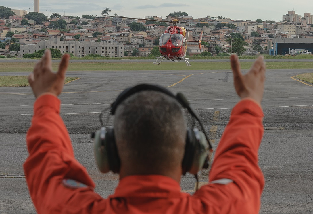 H-145M durante operações aéreas de resgate: fundamental para salvar vidas.