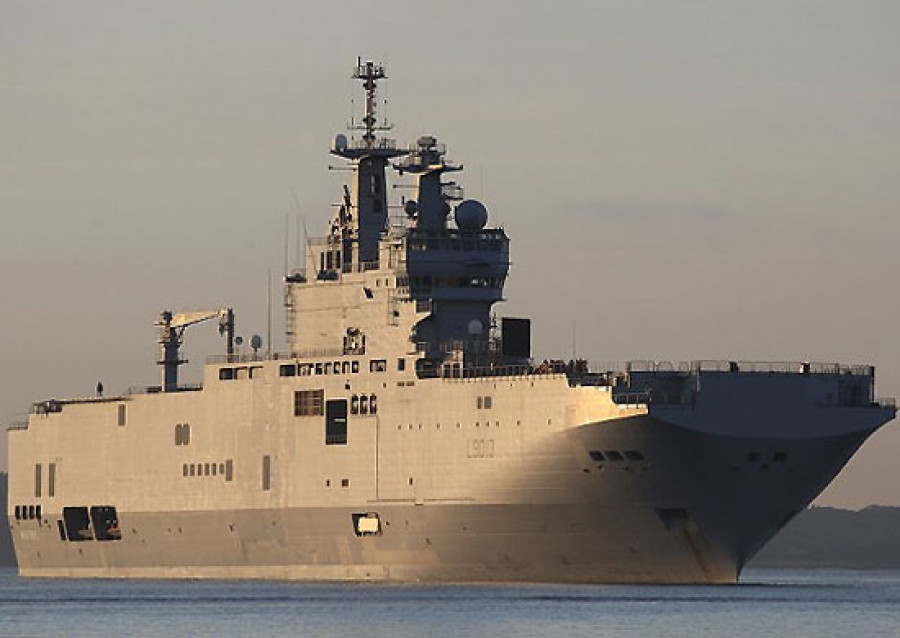 141124 buque mistral portahelicopteros dcns ministerio defensa francia