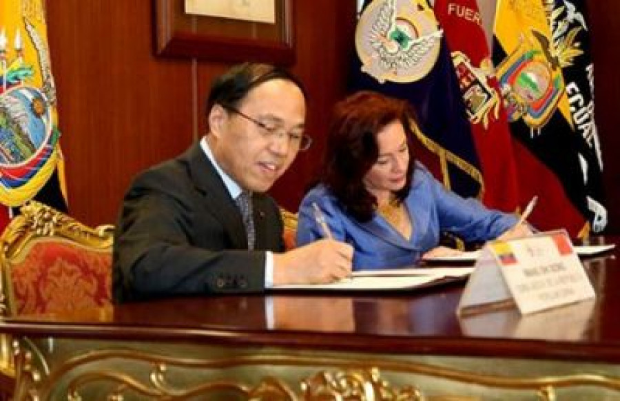 140812 china firma ministra espinosa ministerio defensa ecuador