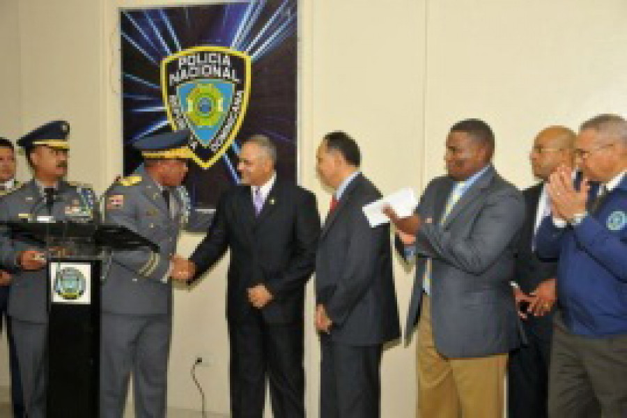 Foto nota Estados Unidos dona equipos a Policia dominicana