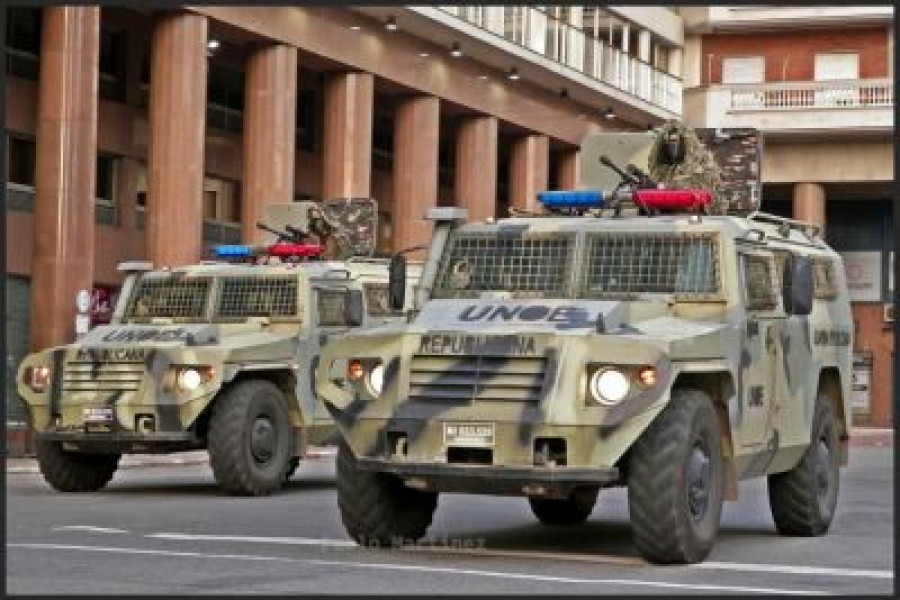140102 URU PARAGUAY 13 DIC Policia Nacional Uruguay armamento GP urugay militaria pablo martinez