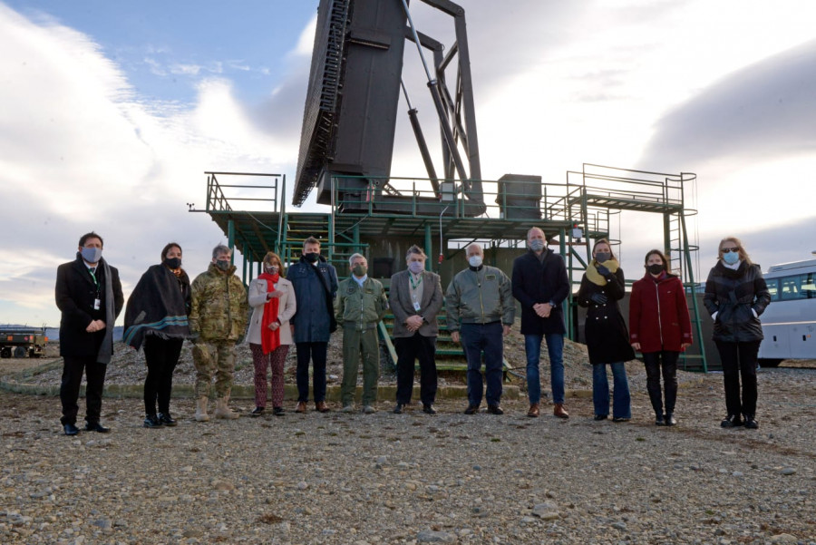 El ministro Taiana junto a autoridades de Invap y la FAA en Bariloche. Foto: Ministerio de Defensa