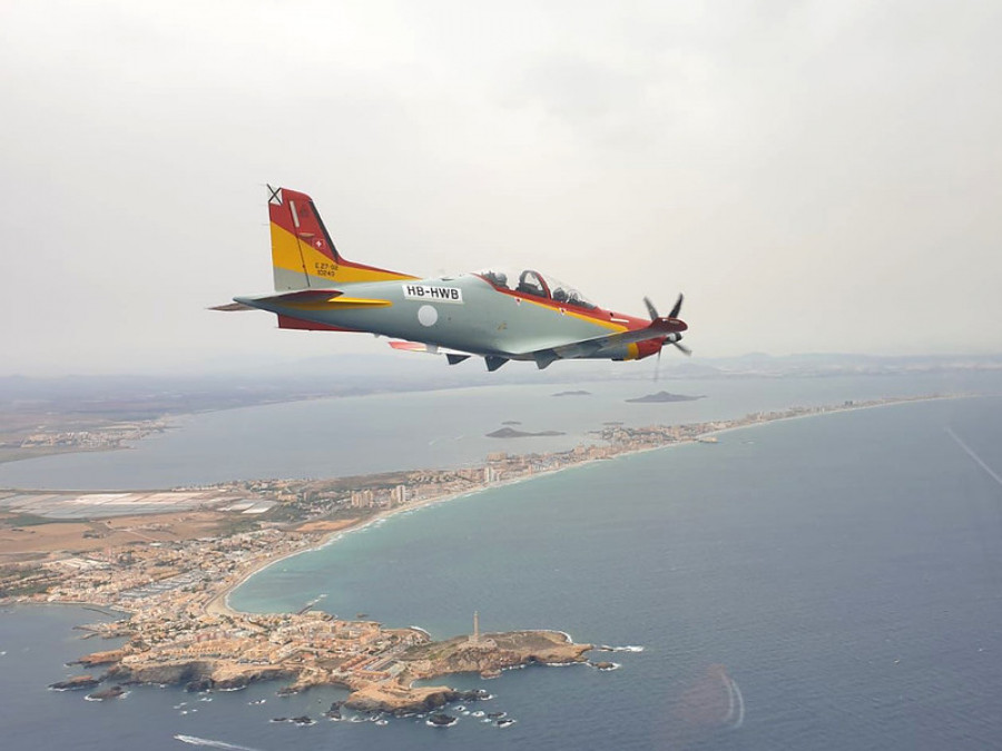 Avión PC-21 del Ejército del Aire sobrevuela el mar Menor. Foto: Ministerio de Defensa