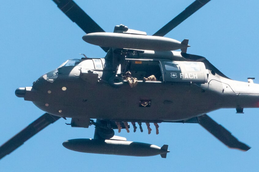 Un MH-60M Black Hawk de la FACh en labores de patrullaje aéreo sobre Santiago. Foto: Benjamín Sans