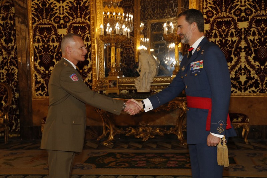 El general de brigada Jose María Millán Martínez entonces coronel saluda al rey Felipe VI. Foto: Casa Real