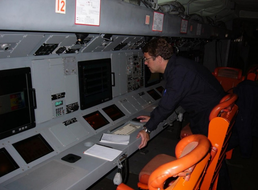 El jefe de la línea ASW en SAES, Ignacio Gutiérrez, prueba el sistema SPAS en un MPA P-3 Orion. Foto: SAES
