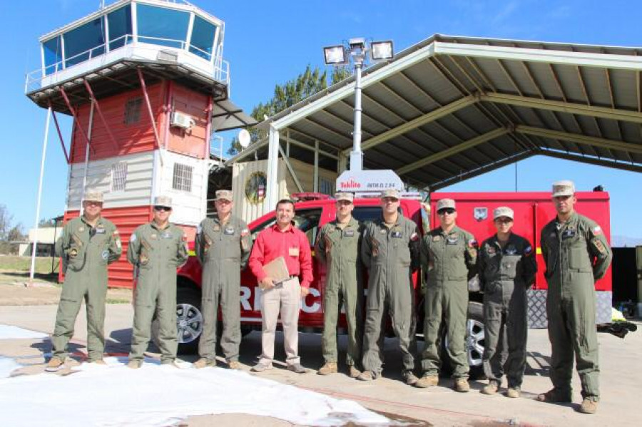 Personal de la Brigada de Aviación de Ejército junto al nuevo material rodante. Foto: Ejército de Chile