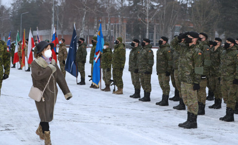 Robles en una visita a los militares en letonia