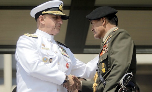 AlmiranteJoseCuetoAservi GeneralEPLeonelCabreraPino reconocidoJefeCCFFAA ene2014 MinDefPeru