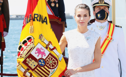 Reina entrega bandera fuerza naval especial 20220607 06