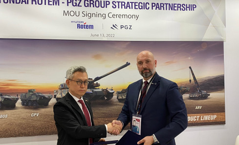 Firma del acuerdo entre PGZ y Hyundai Rotem en Eurosatory 01. Foto PGZ