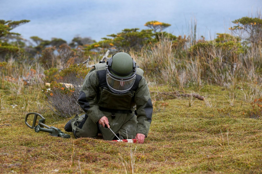 Ingeniero de combate de la Pomta del DIM N° 4 Cochrane en trabajos de remoción de una mina antipersona Foto Armada de Chile