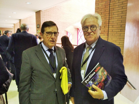 Angel Macho junto a Joan Clos, con un ejemplar del Perfiles IDS Espacio 2023, en Sevilla. Foto Killa Cornejo