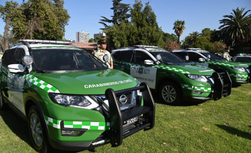 Entrega de vehículos policiales a Carabineros de Chile Foto Gobierno Regional Metropolitano