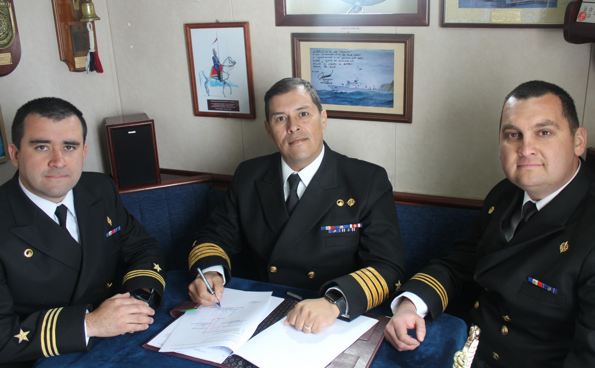 Firma de actas de cambio de mando de la LSG Puerto Natales Foto Armada de Chile