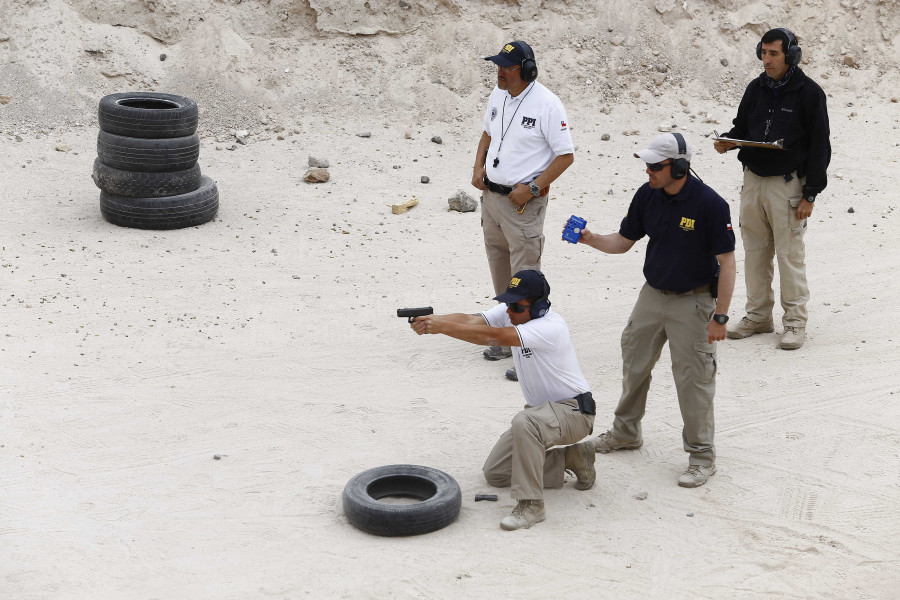 Funcionarios policales en práctica de tiro de pistola Foto PDI