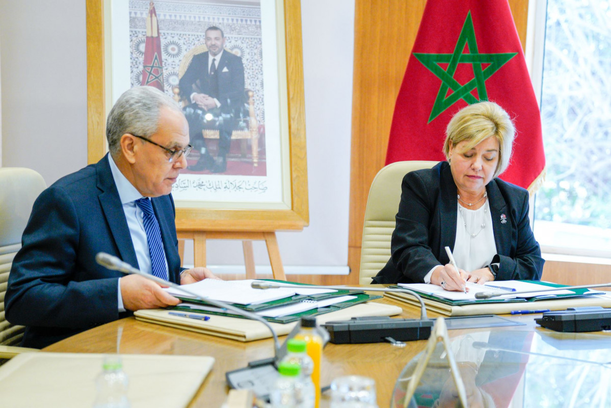 Momento de la firma de las compensaciones industriales por el contrato de helicu00f3pteros Apache para Marruecos. Foto Embajada de EEUU en Marruecos