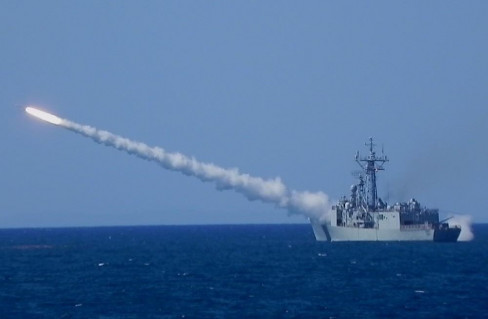 Lanzamiento de un misil sm1 desde una fragata f80