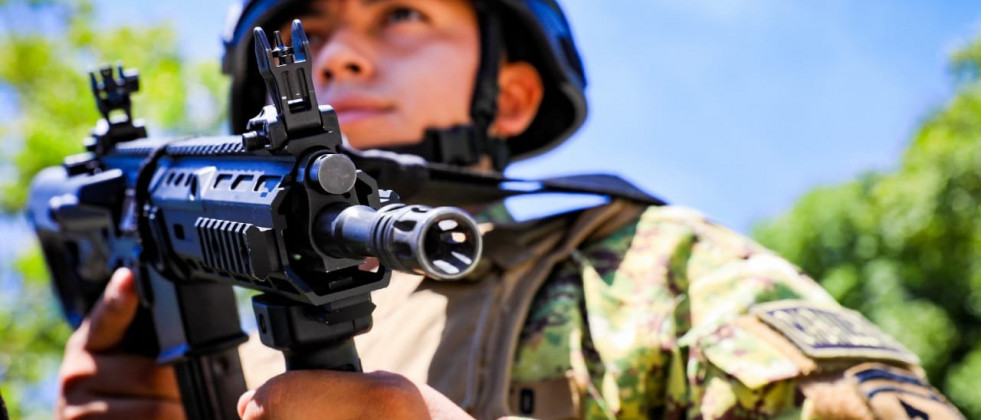 El Salvador entrega nuevo lote de 1.050 fusiles ARAD a sus militares