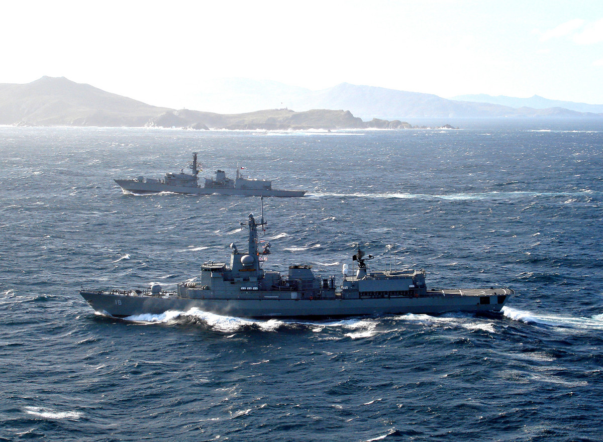 Fragatas Almirante Condell y Almirante Riveros navegando en el Teatro de Operaciones Austral Firma Armada de Chile