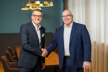 El nuevo director general de Hensoldt, Olivier Dorre, junto al antiguo, Thomas Muller. Foto. Hendsoldt